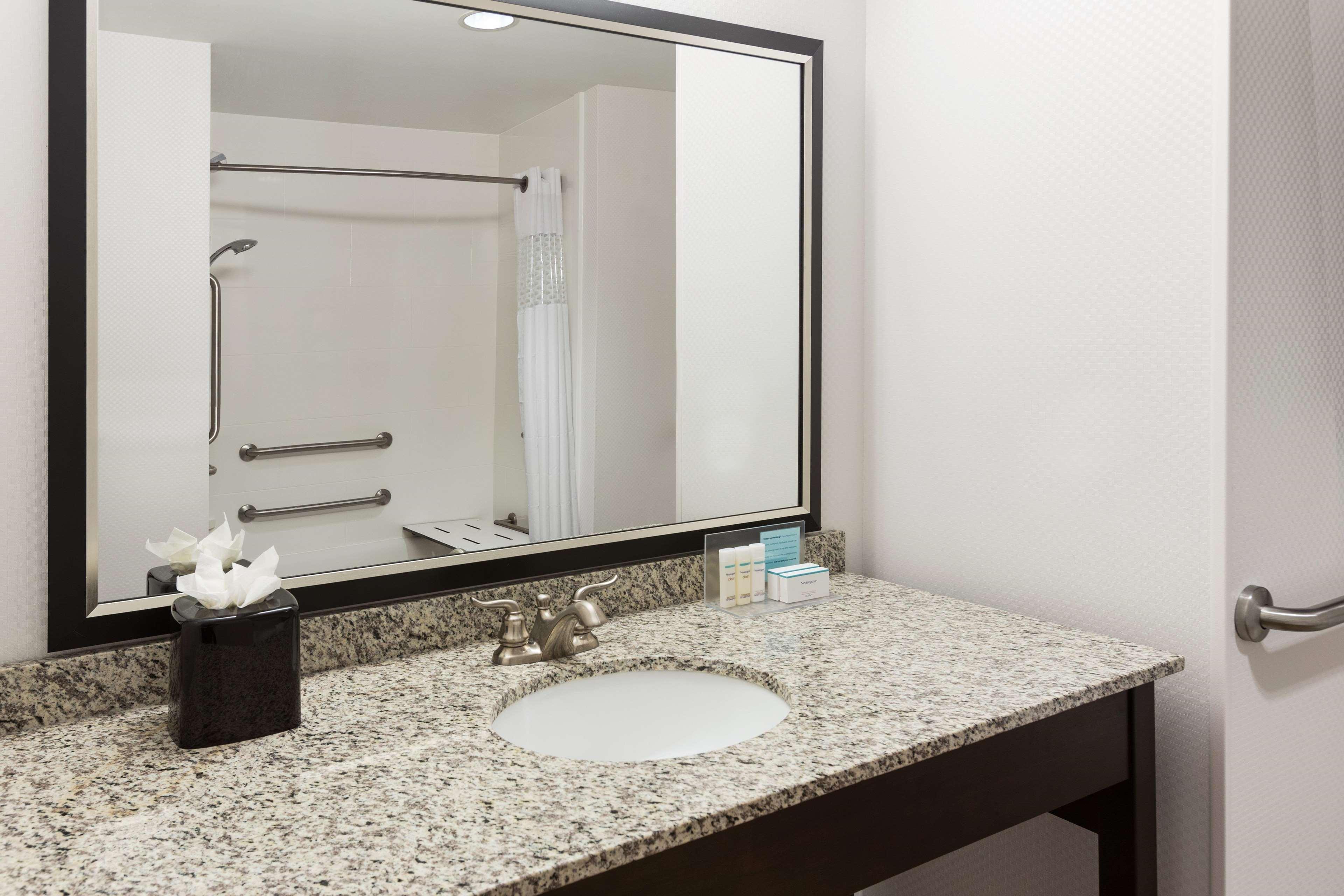 Hampton Inn Феърмонт Екстериор снимка