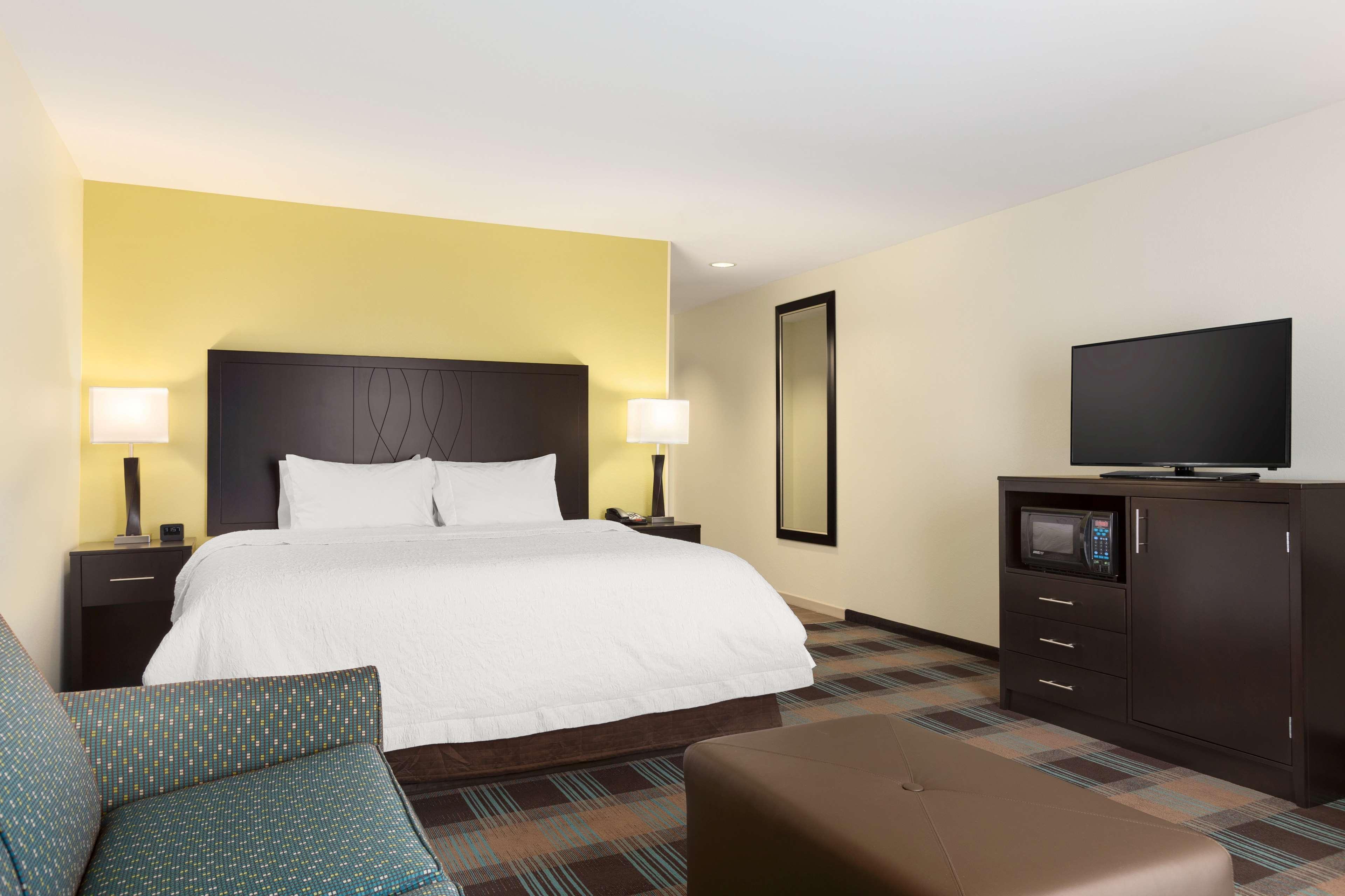 Hampton Inn Феърмонт Екстериор снимка