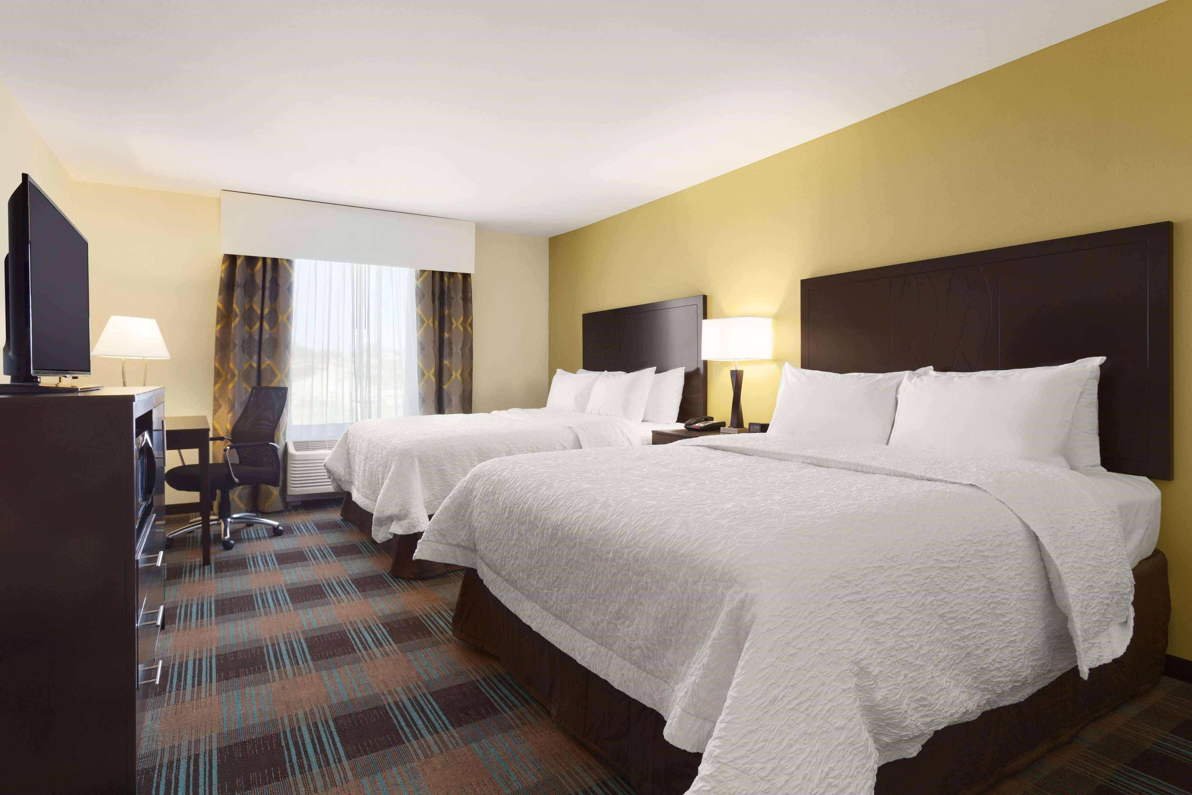 Hampton Inn Феърмонт Екстериор снимка