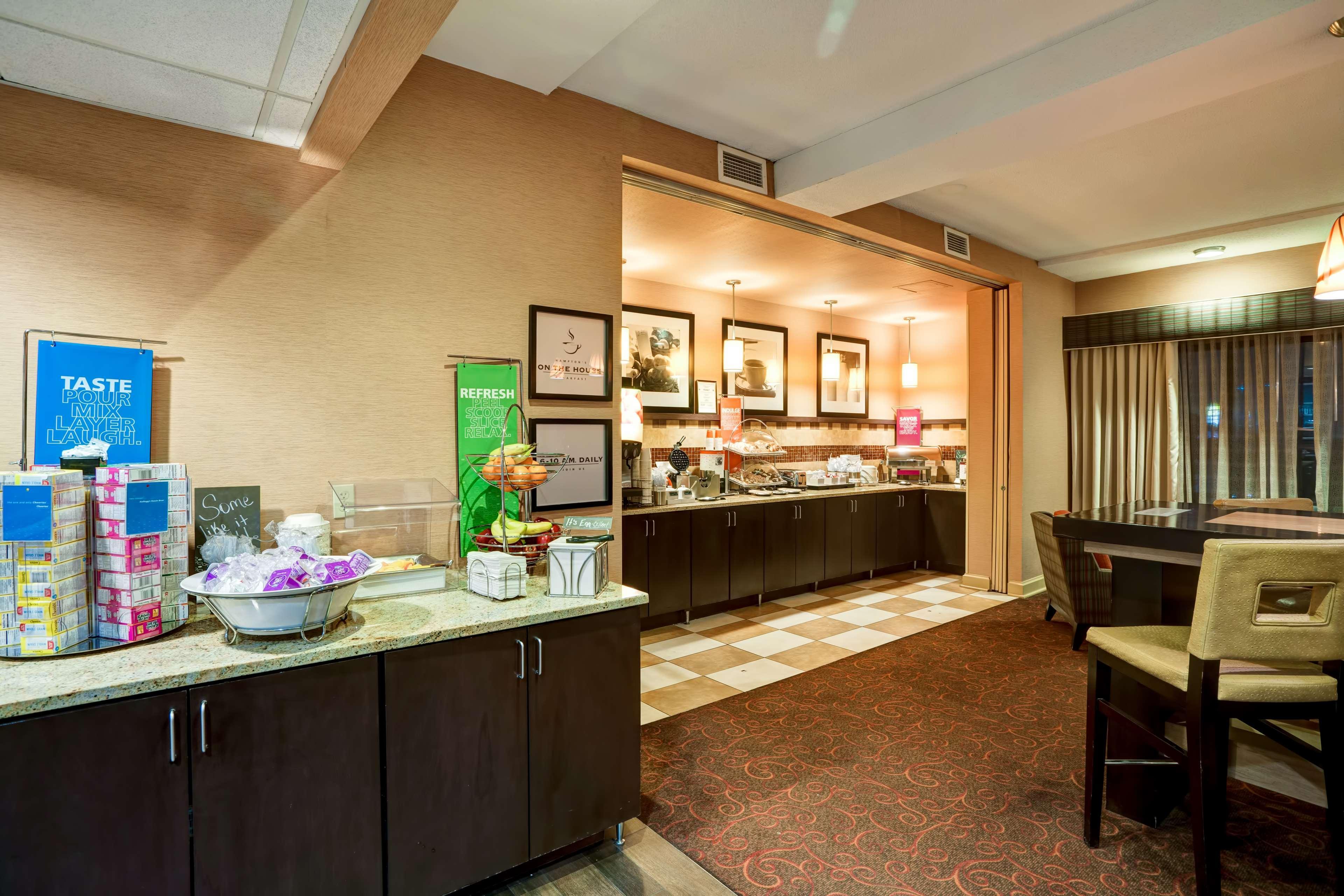 Hampton Inn Феърмонт Екстериор снимка