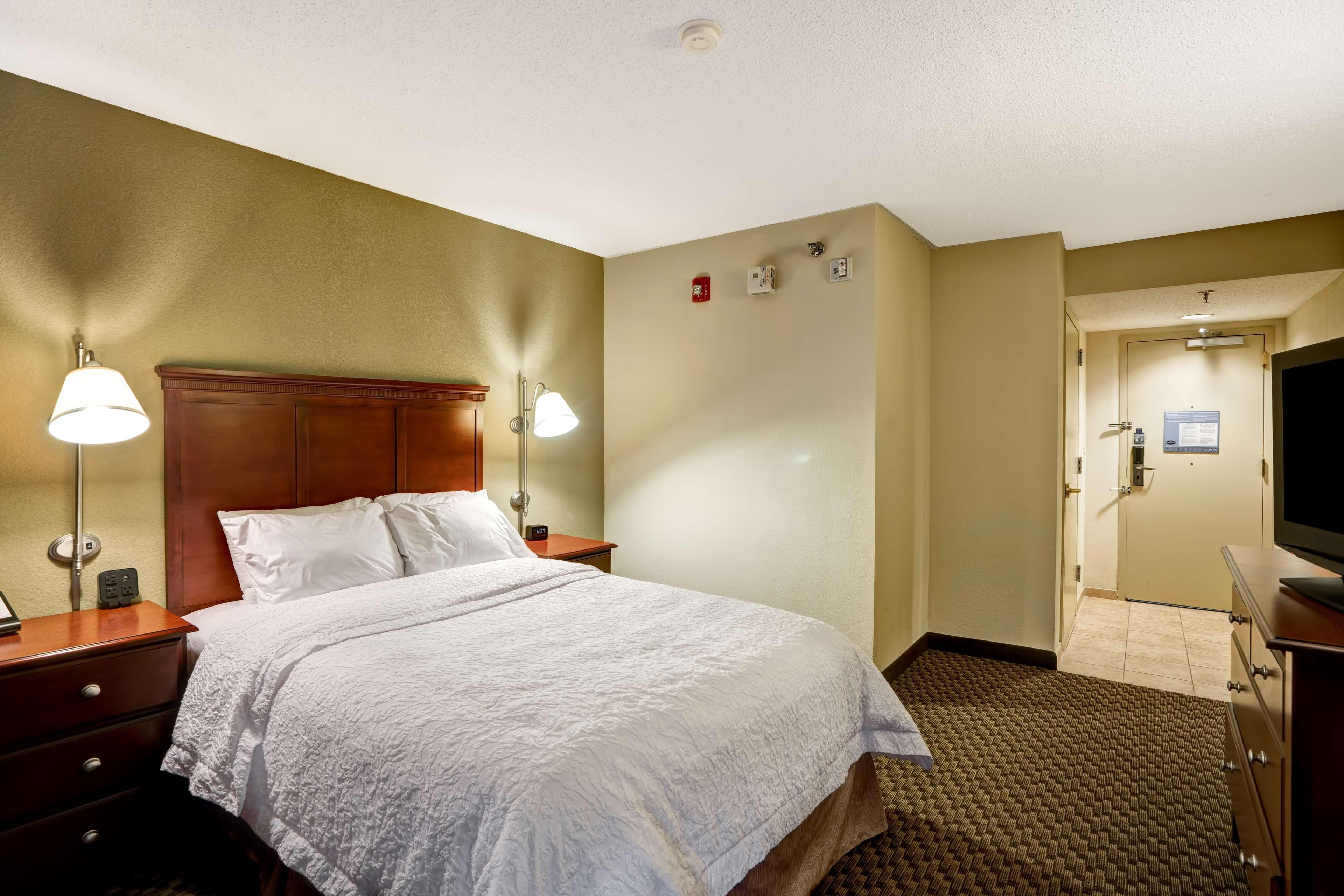 Hampton Inn Феърмонт Екстериор снимка