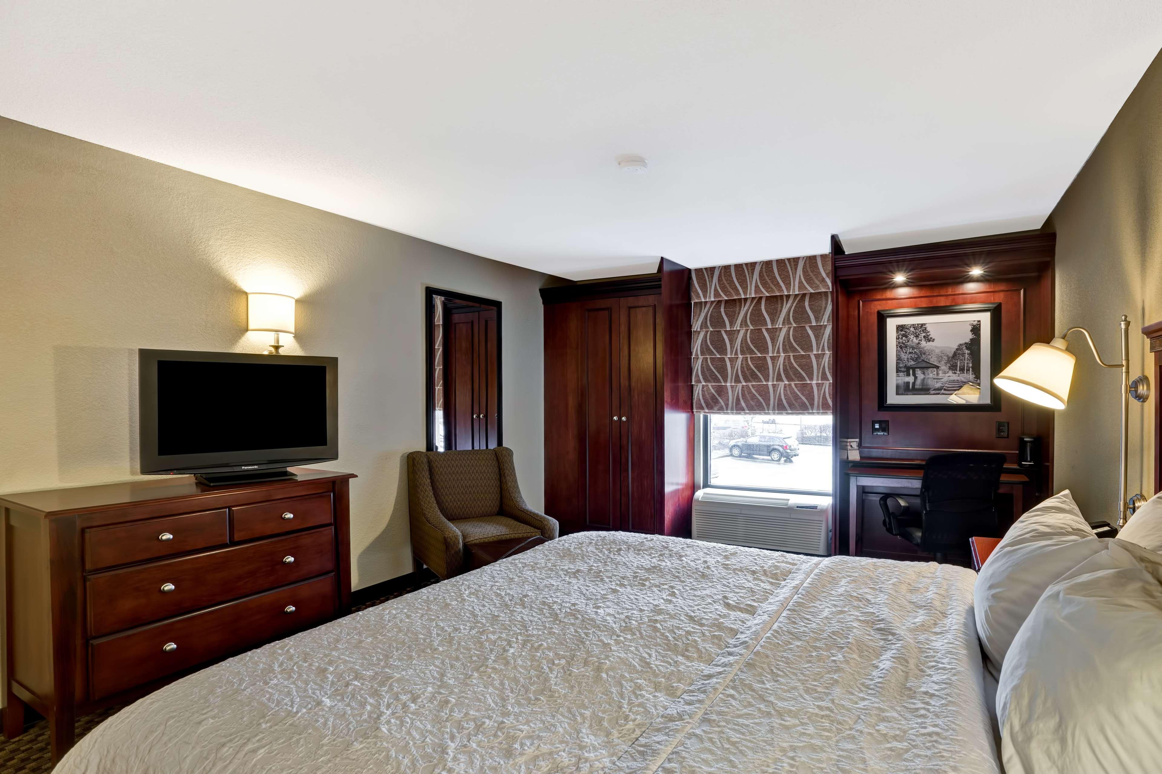 Hampton Inn Феърмонт Екстериор снимка