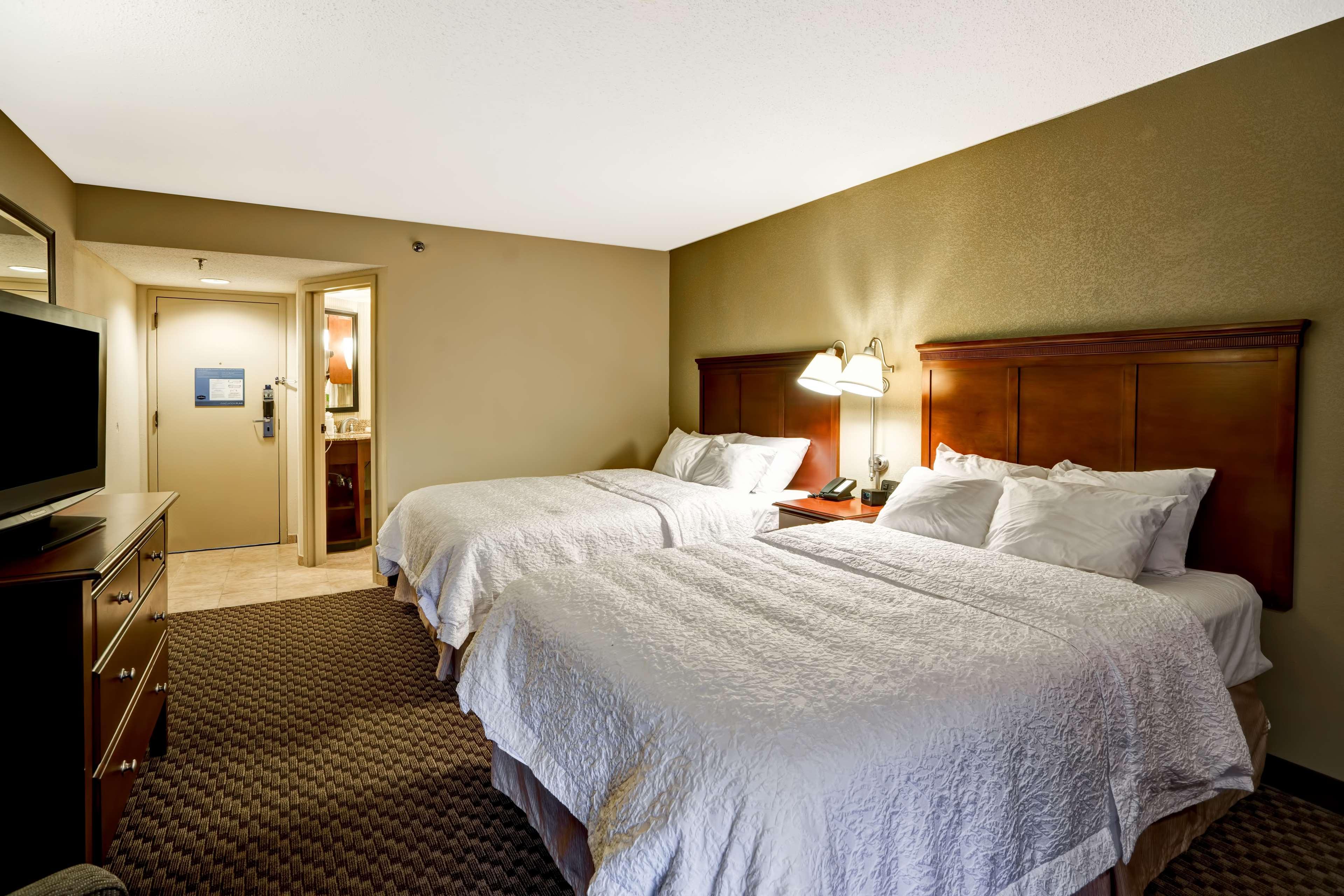 Hampton Inn Феърмонт Екстериор снимка