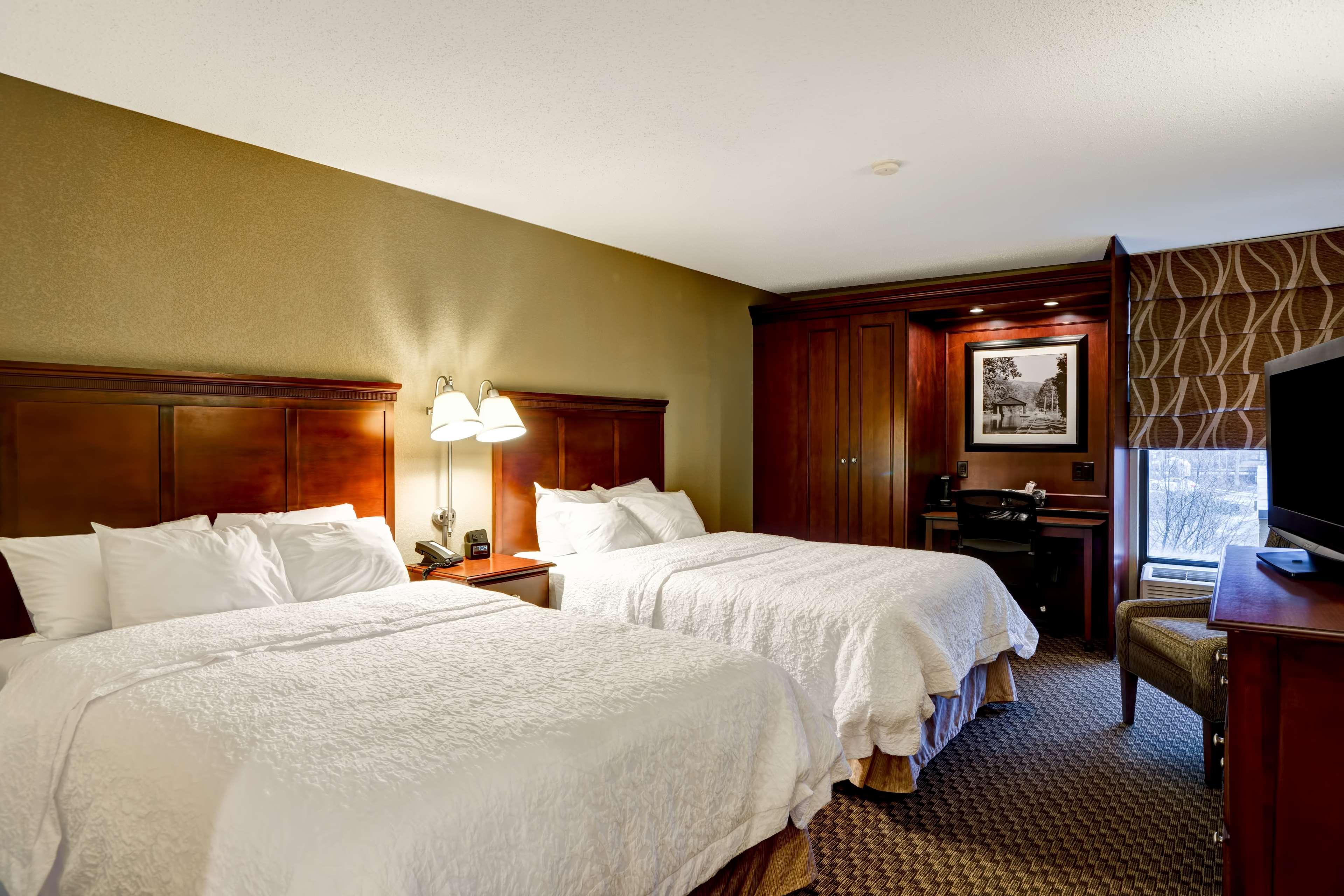Hampton Inn Феърмонт Екстериор снимка