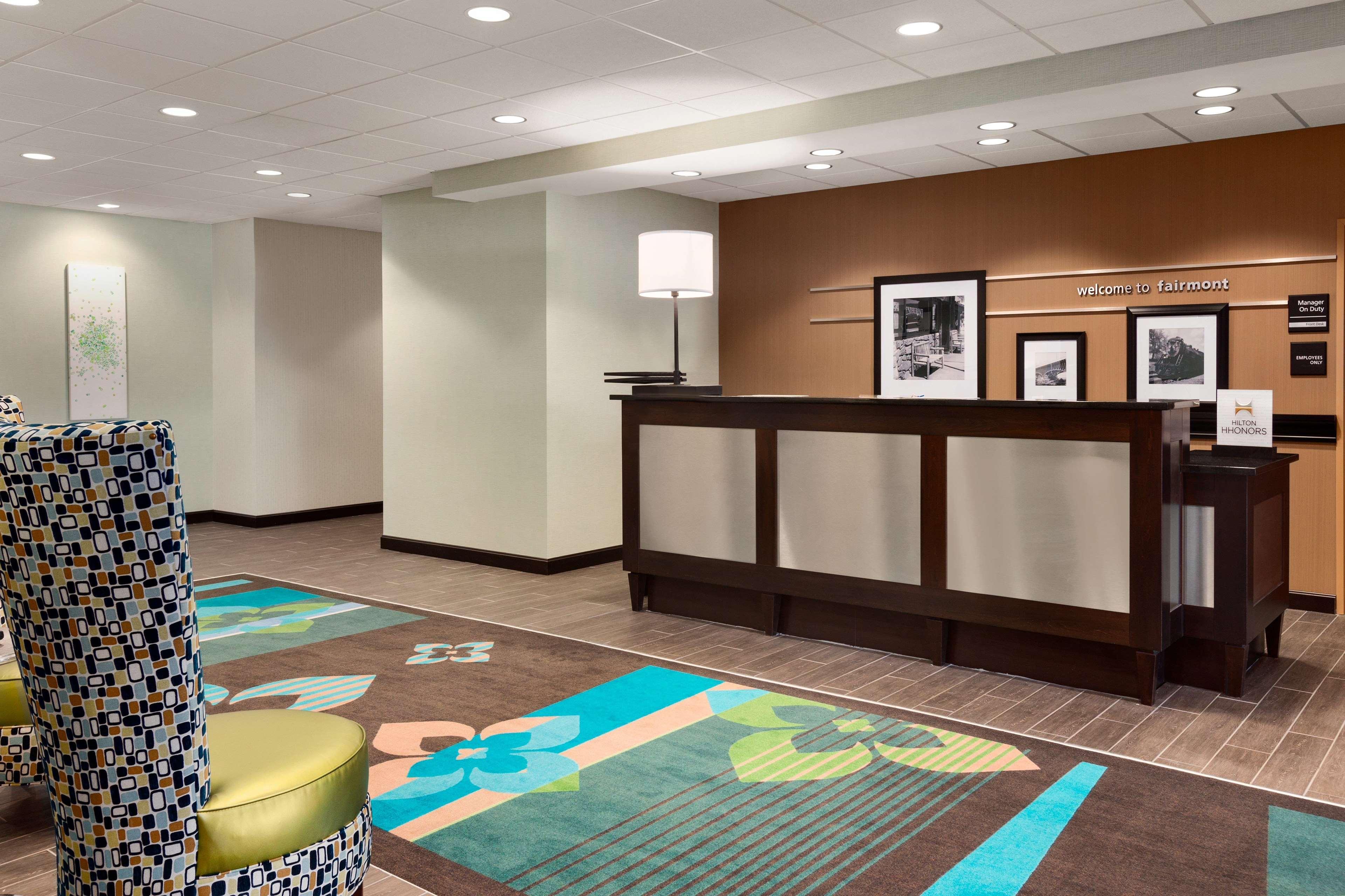Hampton Inn Феърмонт Екстериор снимка