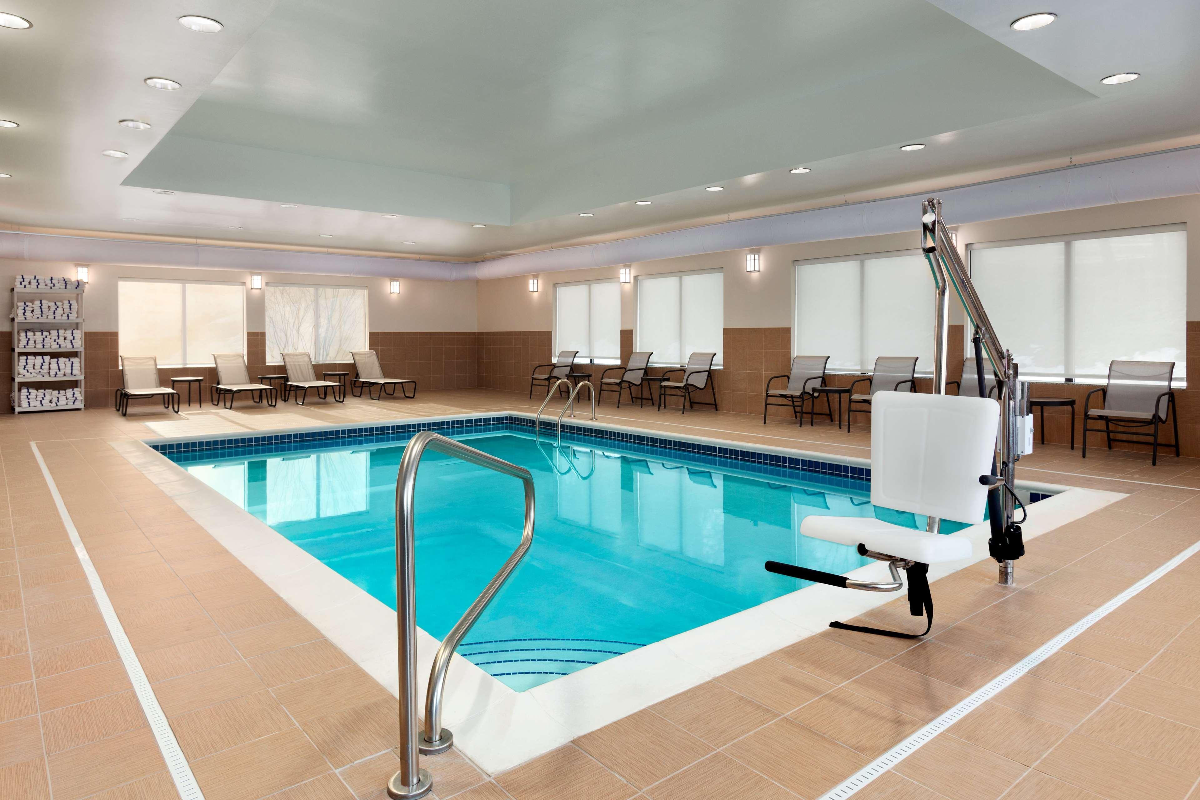 Hampton Inn Феърмонт Екстериор снимка