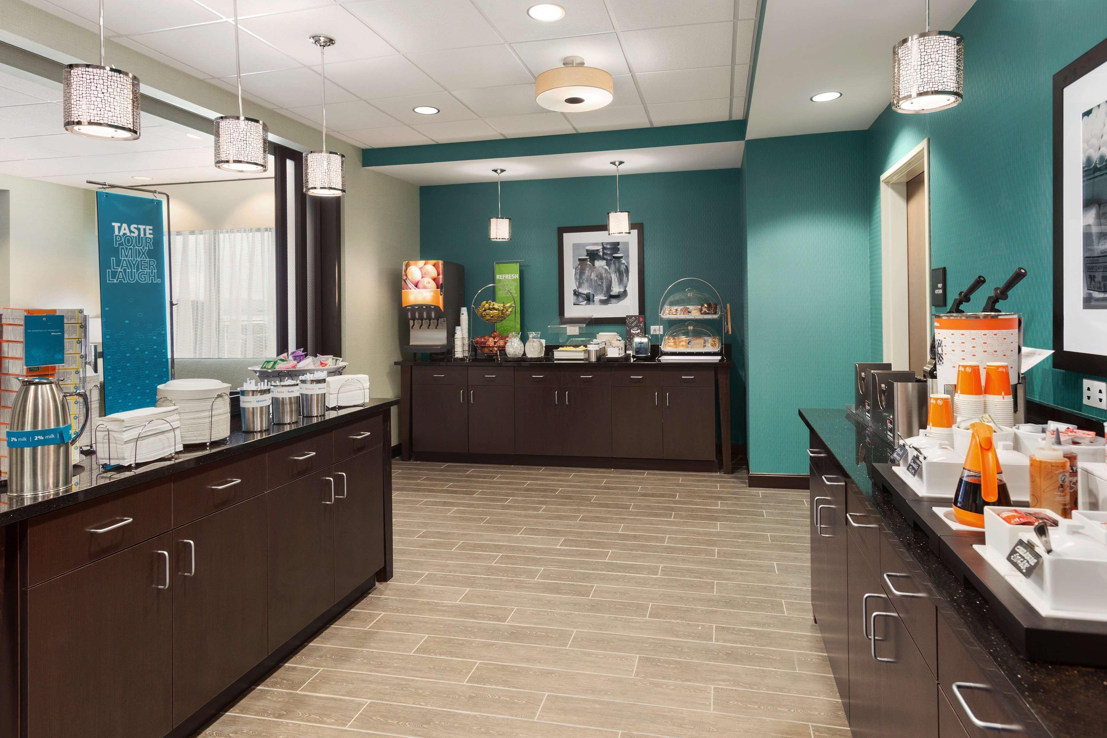 Hampton Inn Феърмонт Екстериор снимка