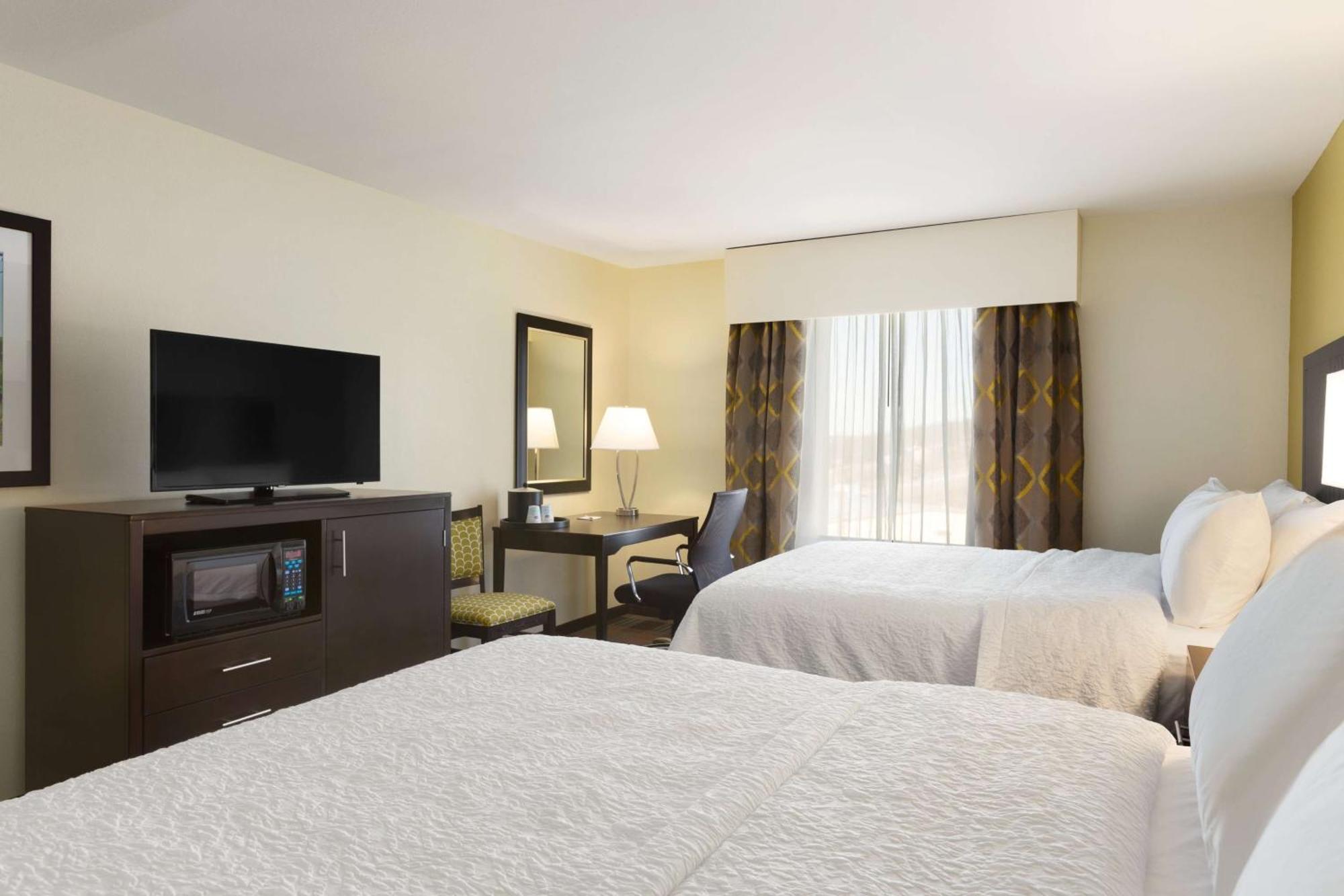 Hampton Inn Феърмонт Екстериор снимка